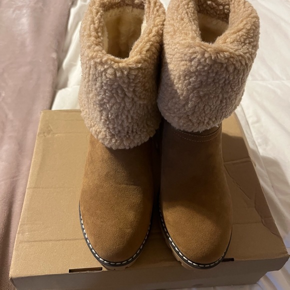 Womens Fur boots!! 👢👢 - Picture 2 of 5